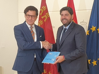 El presidente del alto tribunal de la Región de Murcia, Miguel Pasqual del Riquelme, hace entrega de la Memoria judicial al presidente del ejecutivo autonómico en funciones, Fernando López Miras